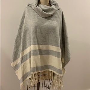 Fringe hem poncho. Size: OS